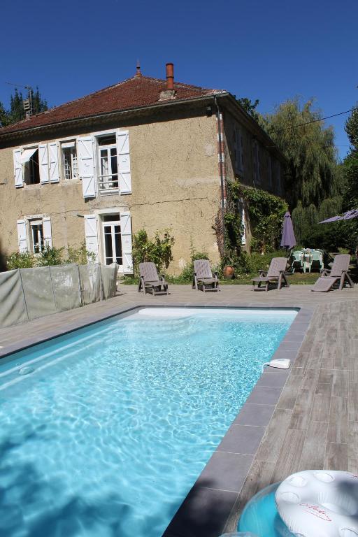 une piscine devant une maison dans l'établissement Les Mouleres, à Mauvezin