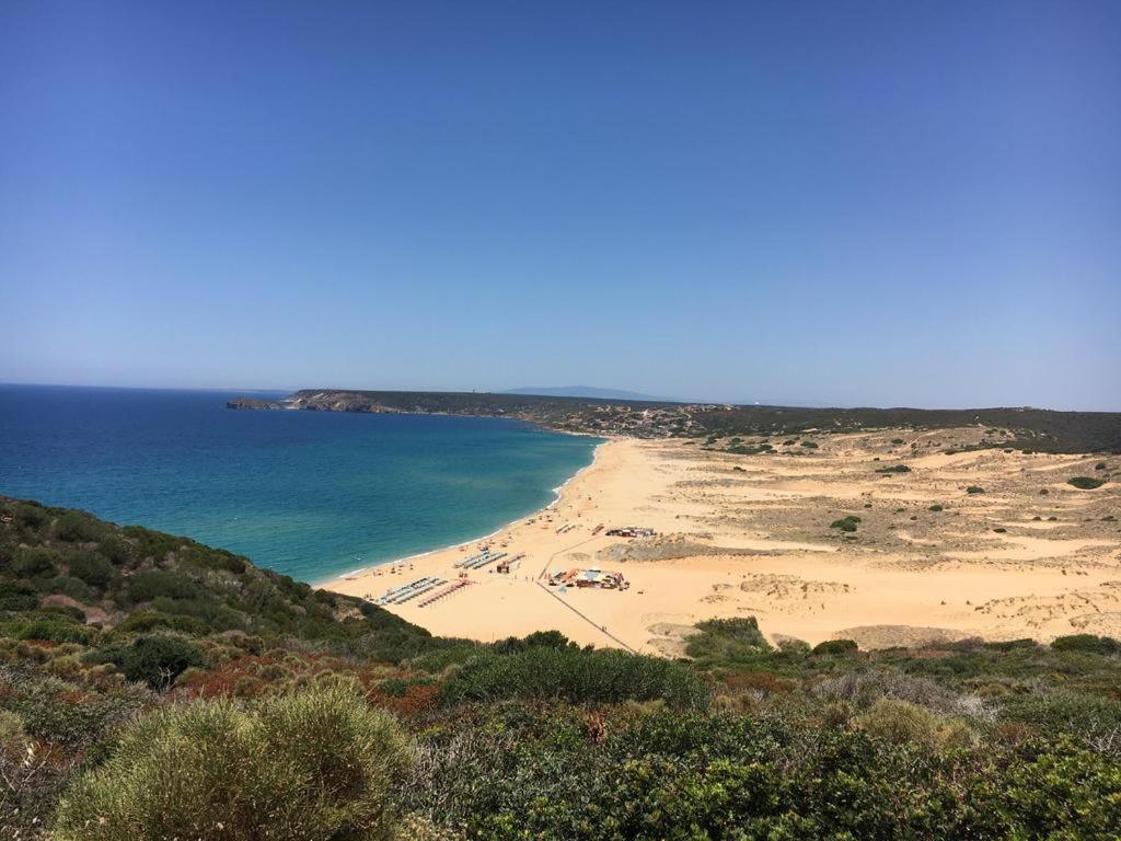 トッレ・デイ・コルサリにあるCasa De S'Arcaの砂浜と海の景色を望めます。