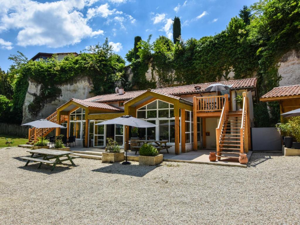 オーブテール・シュル・ドロンヌにあるSpacious villa in Aubeterre-sur-Dronne with Private Gardenのパティオ(傘付)付きの家