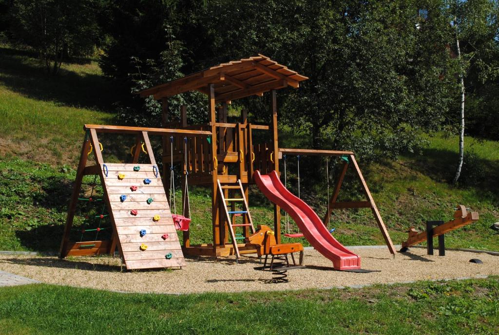 Herní místnost nebo prostor pro děti v ubytování Roubenka-Mila