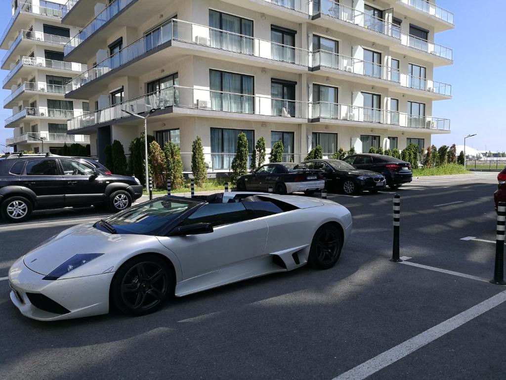 ママイアにあるDelos Apartment With Sea Viewの建物前に駐車した白車