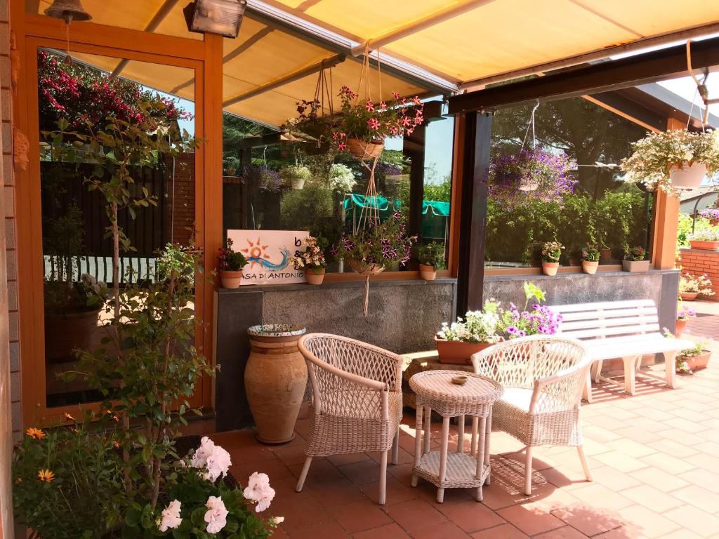 a patio with chairs and a table with potted plants at b&b Casa di Antonio_Etna Vacanze in Trecastagni