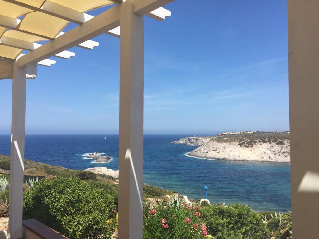 Cette maison offre une vue sur l'océan. dans l'établissement Villaggio polifemo 38 Località Cala Sapone, à Cala Sapone