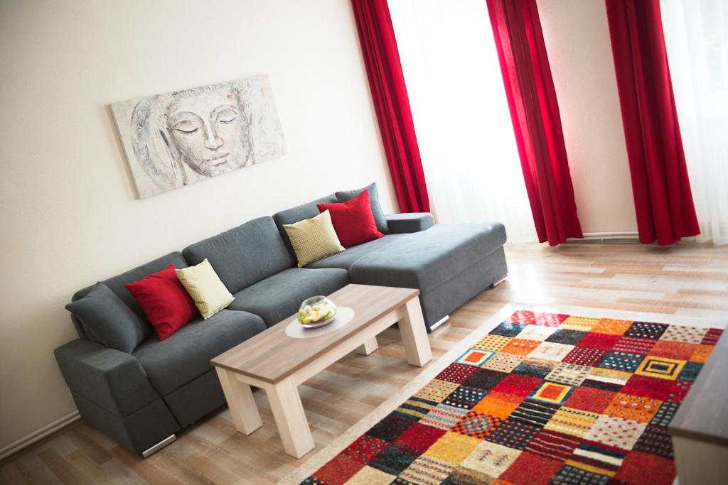 een woonkamer met een bank en een salontafel bij Apartment Aesculap in Karlsbad