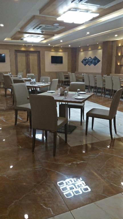 Restaurace v ubytování Regenta Central Somnath, Bhalpara
