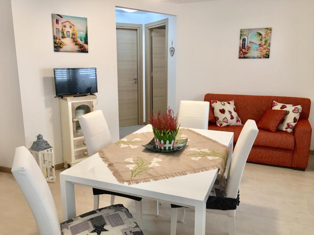 - un salon avec une table blanche et un canapé dans l'établissement La Casa di Nancy al mare, à Balestrate