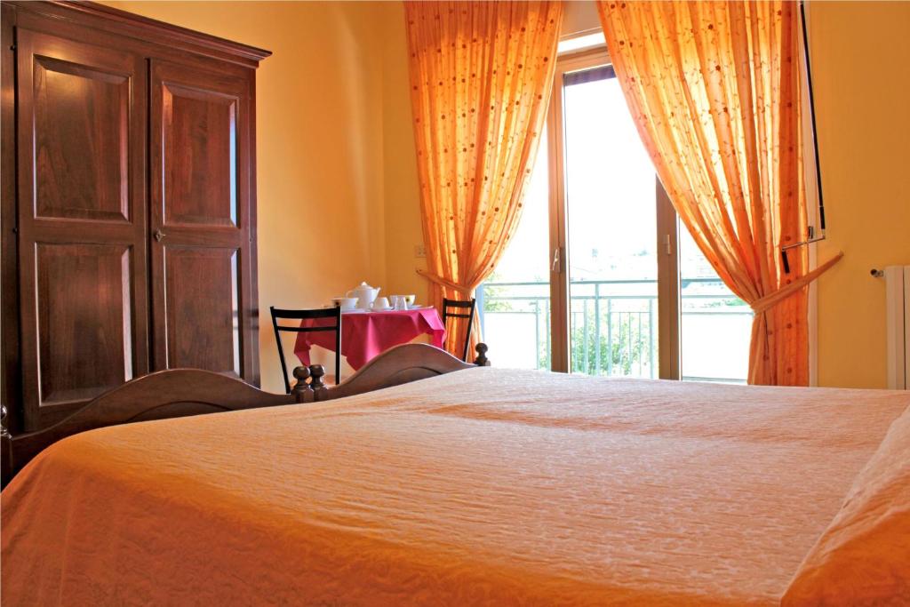 sypialnia z łóżkiem i dużym oknem w obiekcie Ai Tre Parchi Bed And Bike w mieście Randazzo