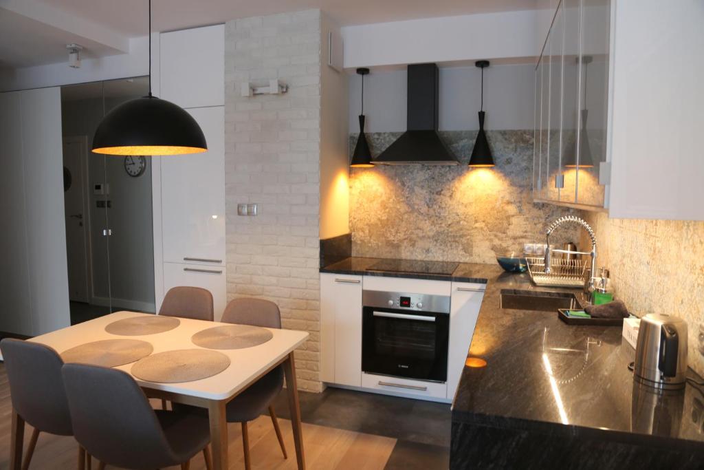 Kuchyňa alebo kuchynka v ubytovaní ASKI New Powiśle Copernicus Apartment