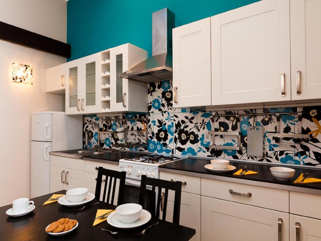 Kuchyňa alebo kuchynka v ubytovaní Blooms Inn - City Center Poznan by Friendly Apartments