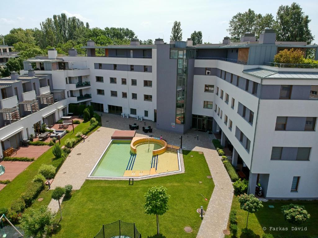 una vista aérea de un edificio de apartamentos con una cancha de baloncesto en Silver DeLux Apartman, en Balatonfüred