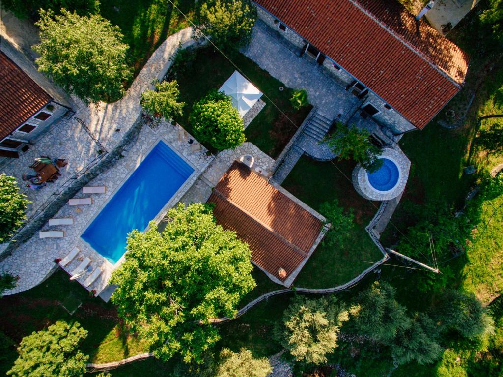 een uitzicht op een huis met een zwembad bij GRANDFATHER'S Secret in Danilovgrad