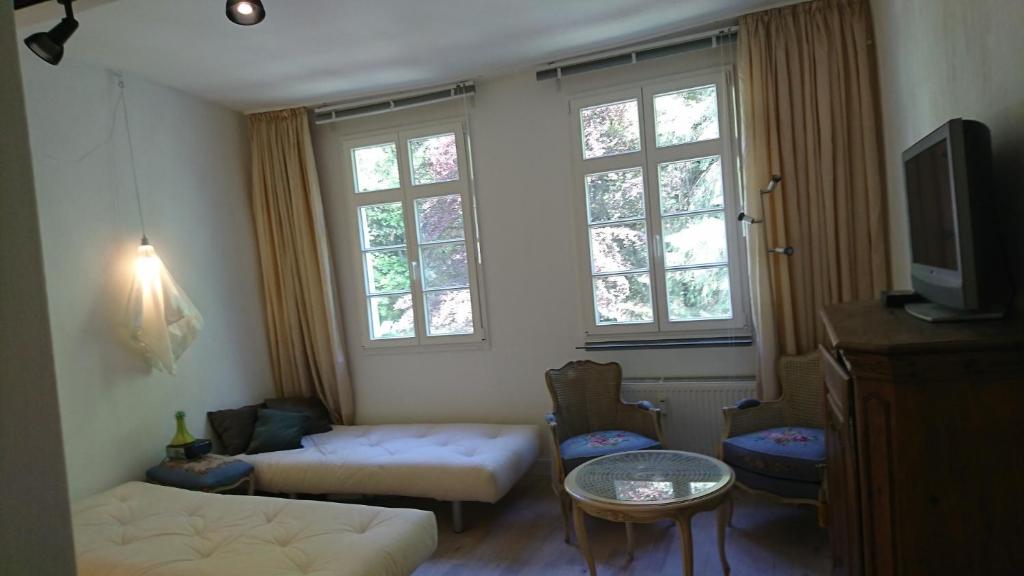- un salon avec un canapé et une table dans l'établissement Tradition Monschau 3, à Monschau