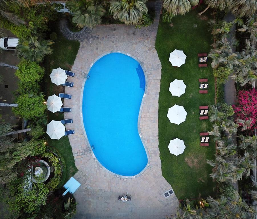 uma vista superior de uma piscina num jardim em Hotel Clarks Varanasi Limited em Varanasi