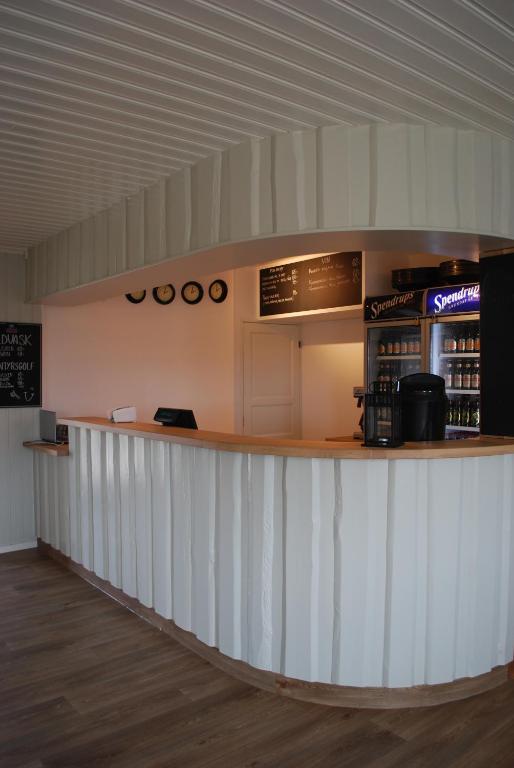 Lounge nebo bar v ubytování Lufta Camping & Restaurang