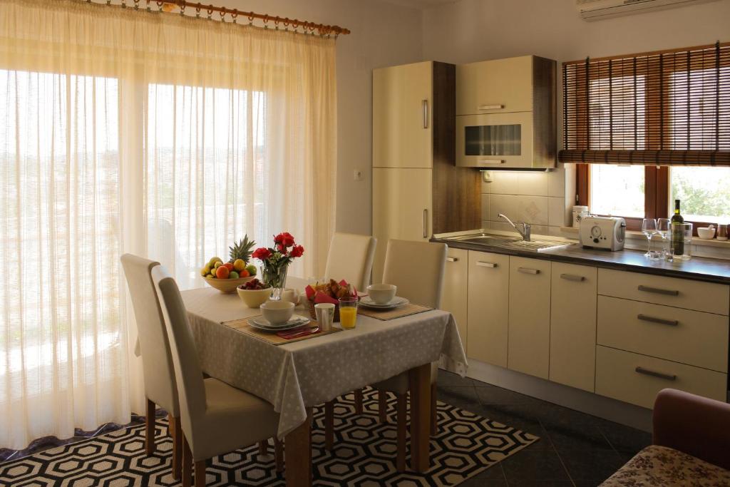 مطبخ أو مطبخ صغير في Apartments Hrabar
