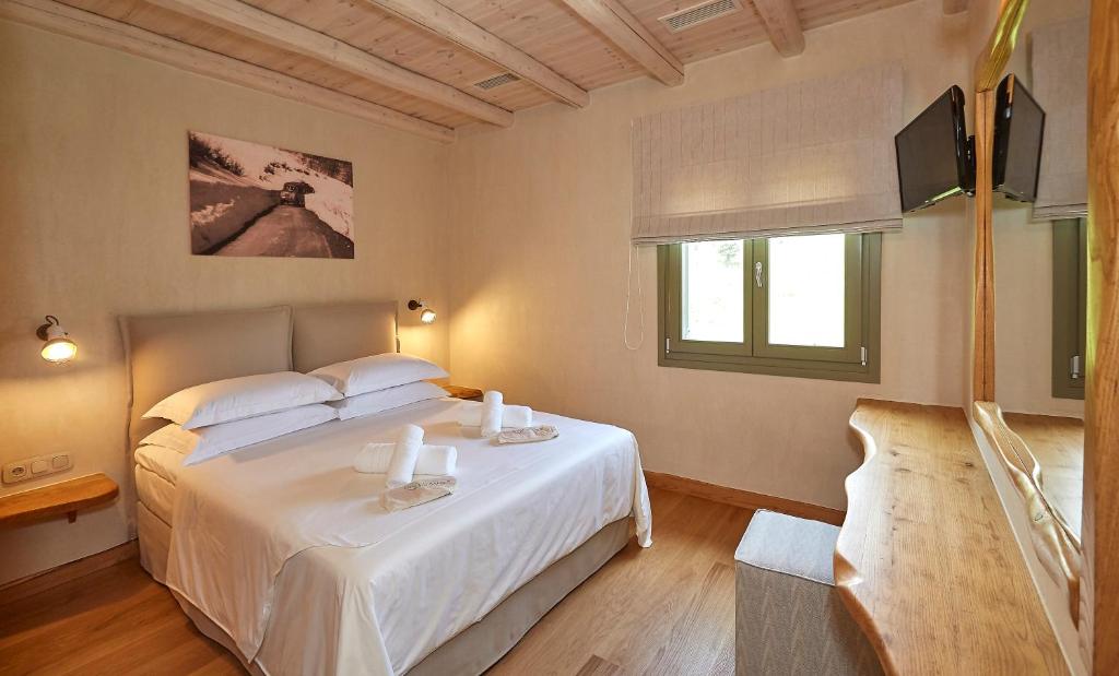 A bed or beds in a room at Sunrise Tsagkarada