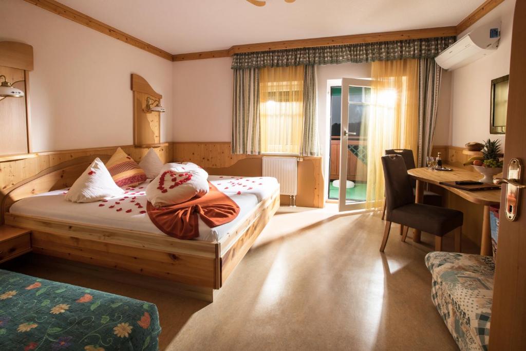 Postel nebo postele na pokoji v ubytování Thermenhof PuchasPLUS Loipersdorf
