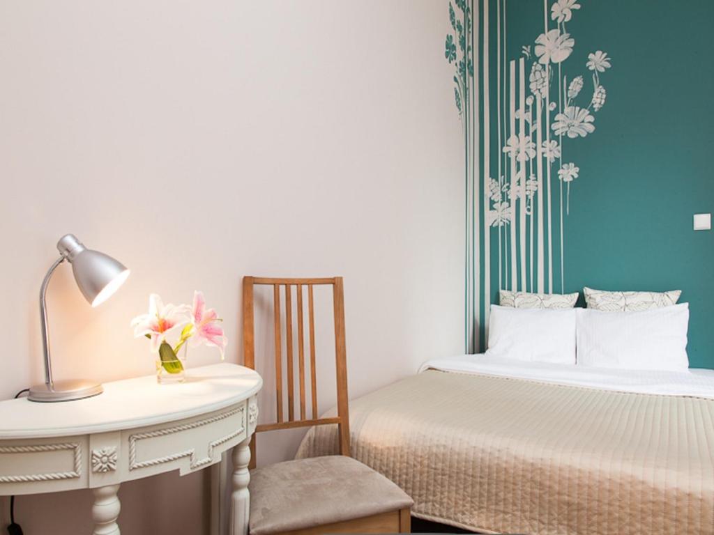 Posteľ alebo postele v izbe v ubytovaní Blooms Inn - City Center Poznan by Friendly Apartments