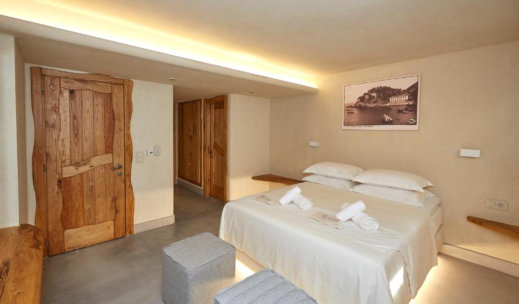 A bed or beds in a room at Sunrise Tsagkarada