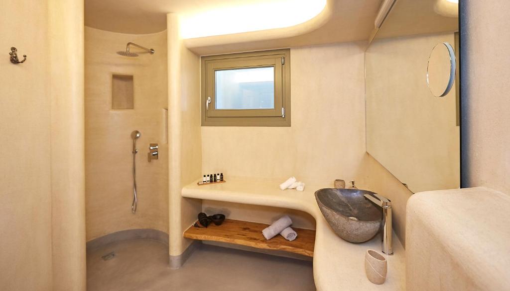 A bathroom at Sunrise Tsagkarada