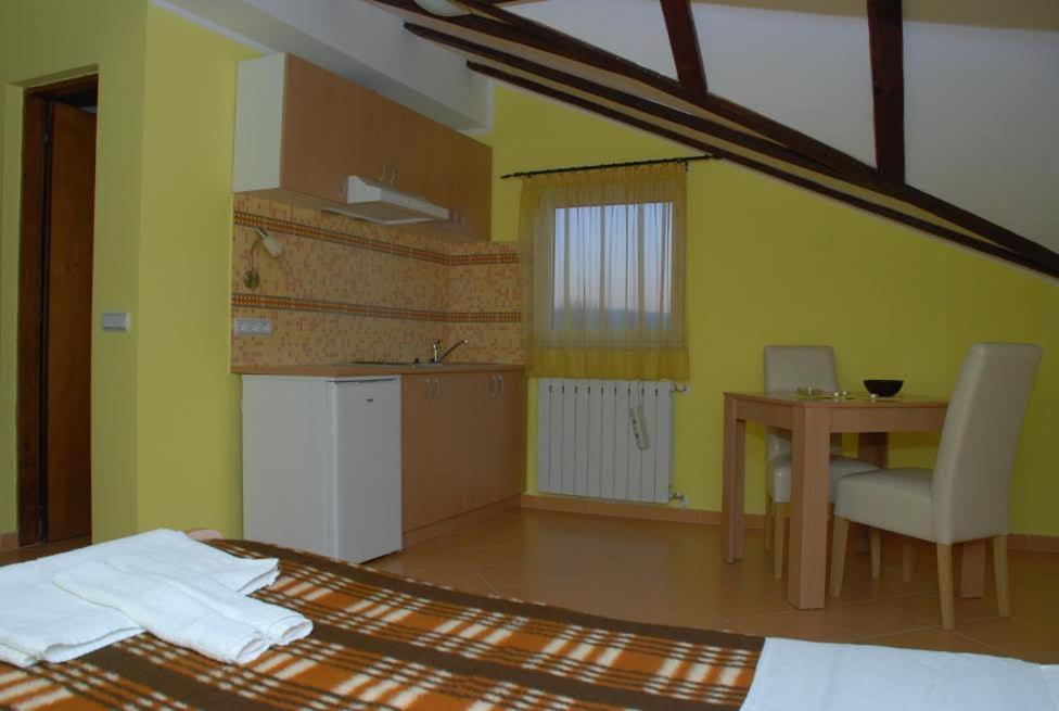 El Barco Apartments - Apartment With Balcony