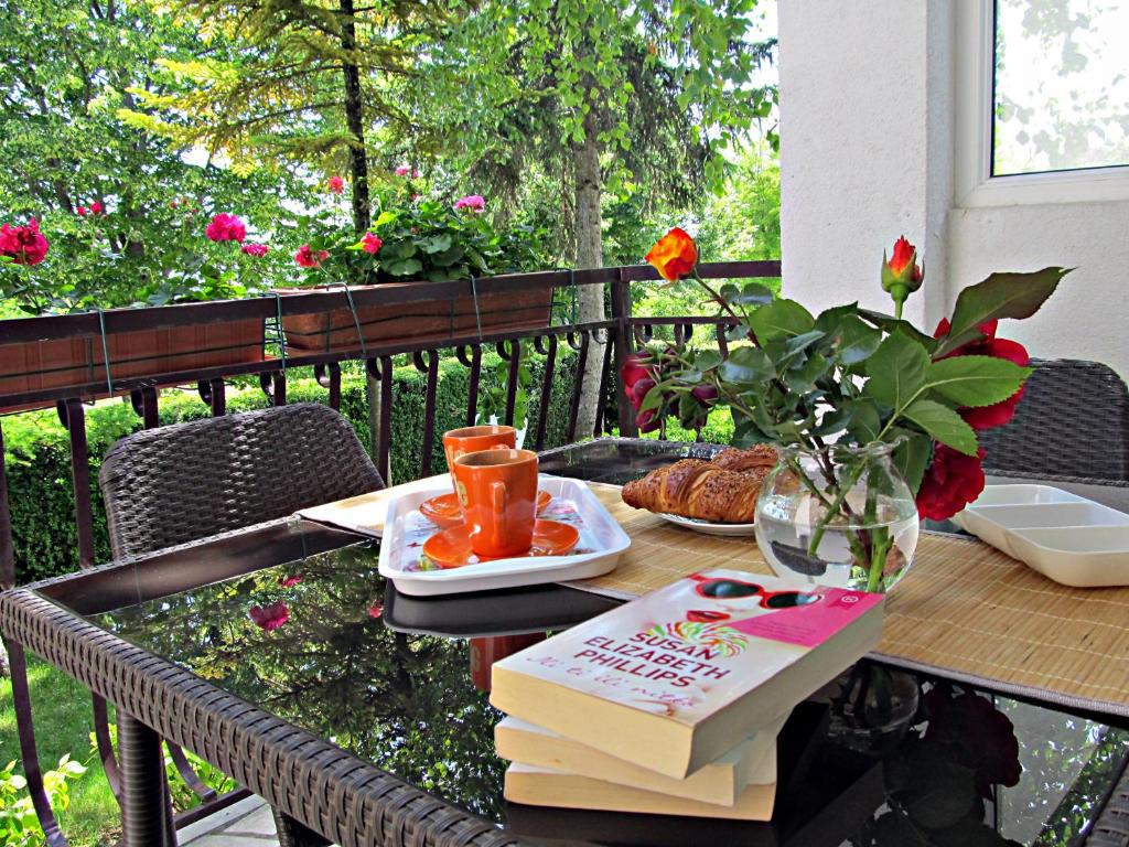 錫尼的住宿－Apartment Ana，一张桌子,上面有一盘食物和一本书