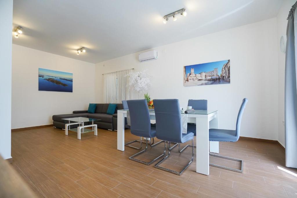 un soggiorno con tavolo, sedie e divano di TJ Apartment 2 Zadar a Zara (Zadar)