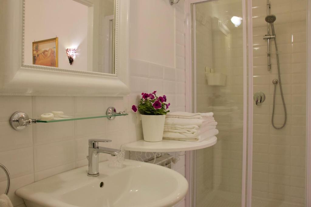 een badkamer met een douche, een wastafel en een douche bij B&B Lido Liberty - "L'abbraccio di Klimt" in Lido di Ostia