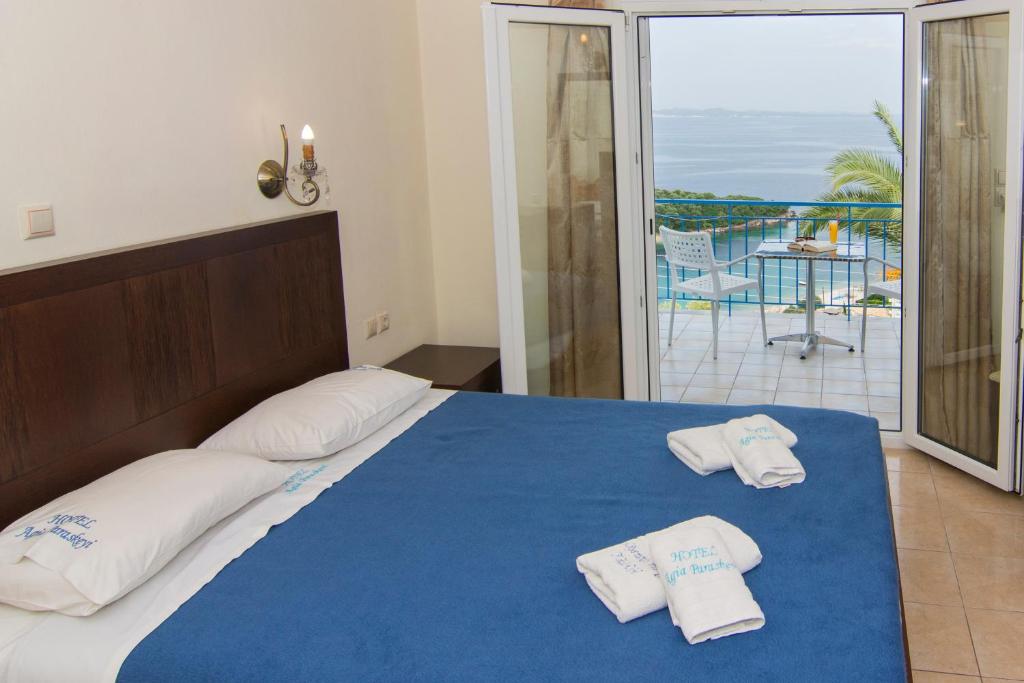 Postel nebo postele na pokoji v ubytování Hotel Agia Paraskevi