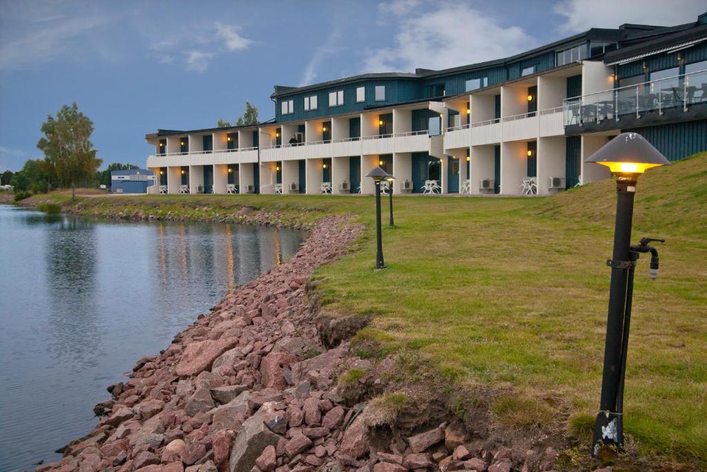 Výhled na řeku, která protéká v blízkosti hotelu