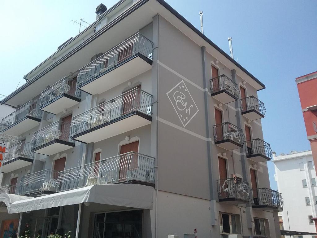 - un bâtiment avec des balcons sur le côté dans l'établissement Residence Madrid, à Lido di Jesolo
