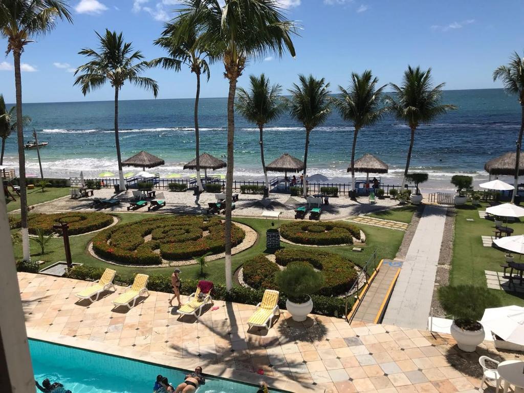 uma vista para o resort com o oceano ao fundo em Flat Apart Hotel Marinas Tamandaré em Tamandaré