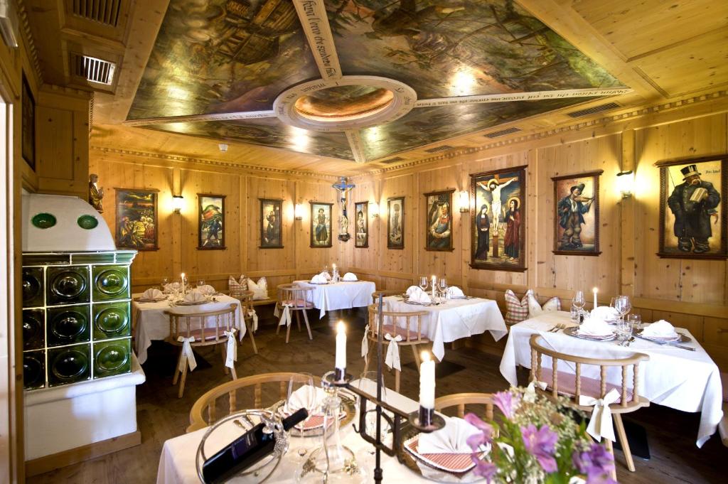 Reštaurácia alebo iné gastronomické zariadenie v ubytovaní Hotel Ansitz Jakoberhof