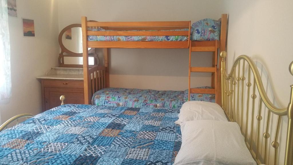 1 Schlafzimmer mit 2 Etagenbetten und 1 Bett in der Unterkunft Garda in Riva del Garda