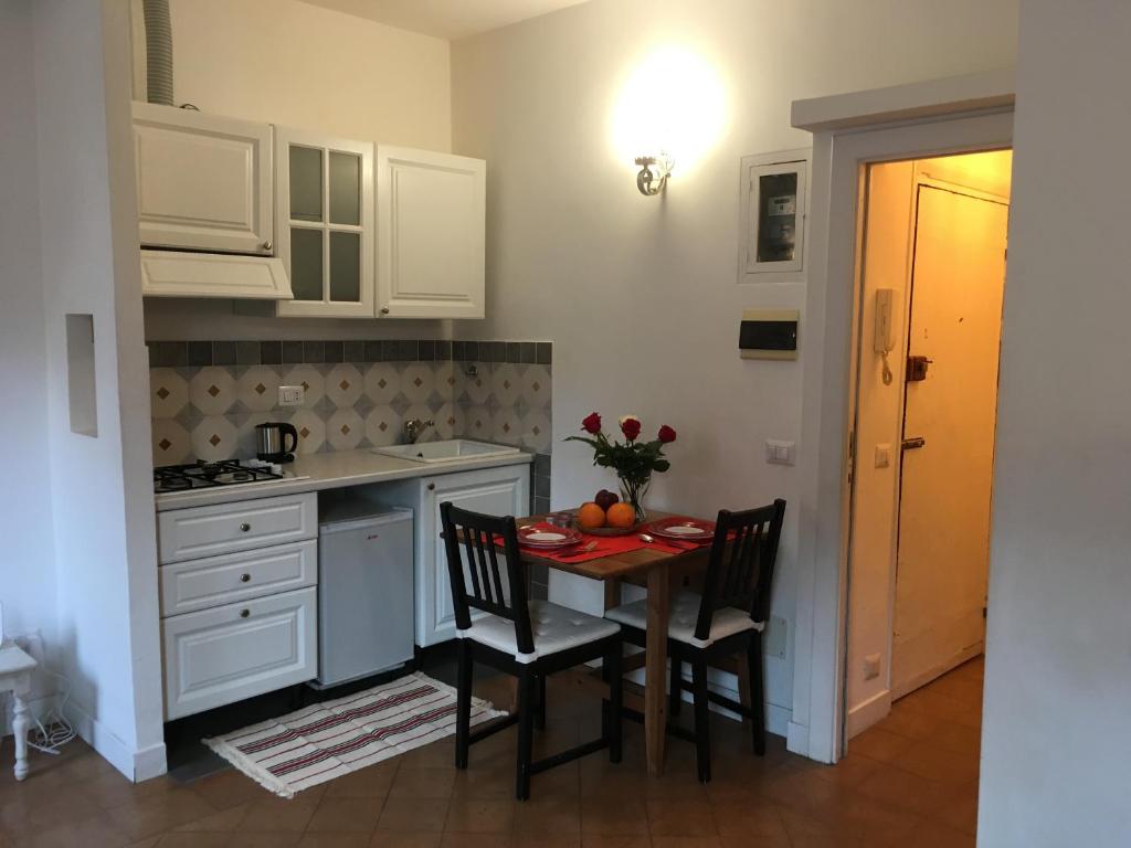 A kitchen or kitchenette at LeopardElla