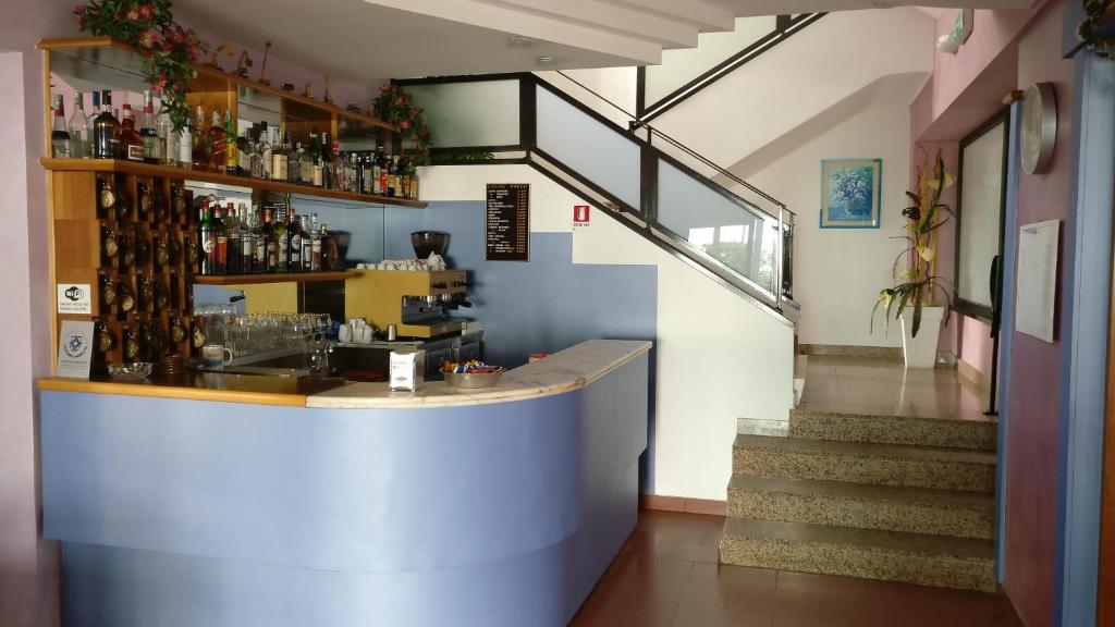 un bar in una stanza con bancone e scale di Hotel Natalia a Bellaria-Igea Marina