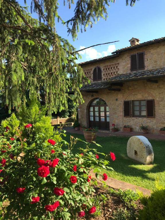 ogród przed domem z czerwonymi różami w obiekcie La Casina Rosella w mieście Montaione