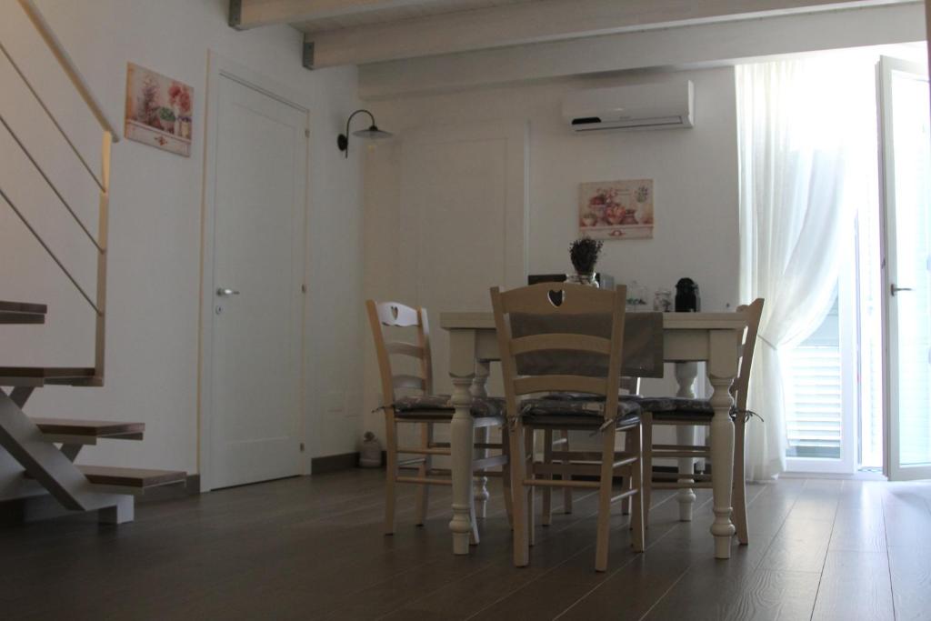 ein Esszimmer mit einem Tisch und Stühlen in der Unterkunft Dimora della Castellana in Lecce