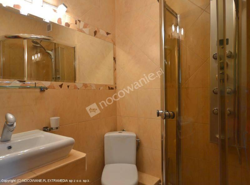 łazienka z toaletą, umywalką i prysznicem w obiekcie Villa Orchidea w Grzybowie