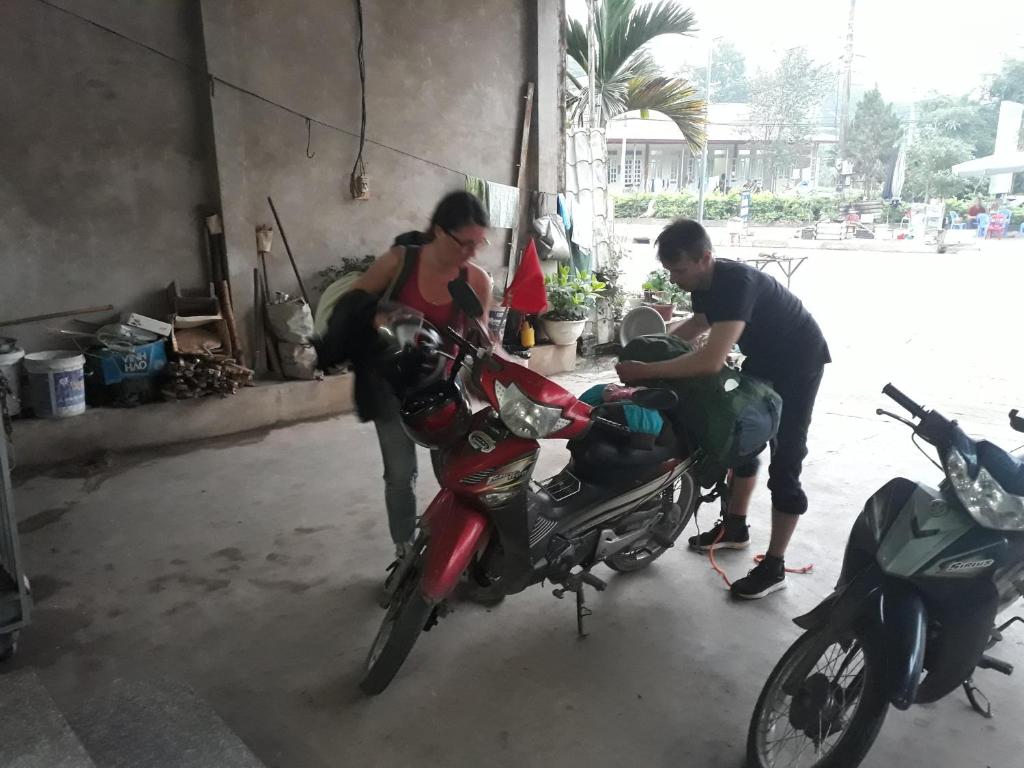 um homem e uma mulher a trabalhar numa mota em Nhà Nghỉ Đại Dương tắm khoáng nóng Mỹ Lâm em Ho Tô