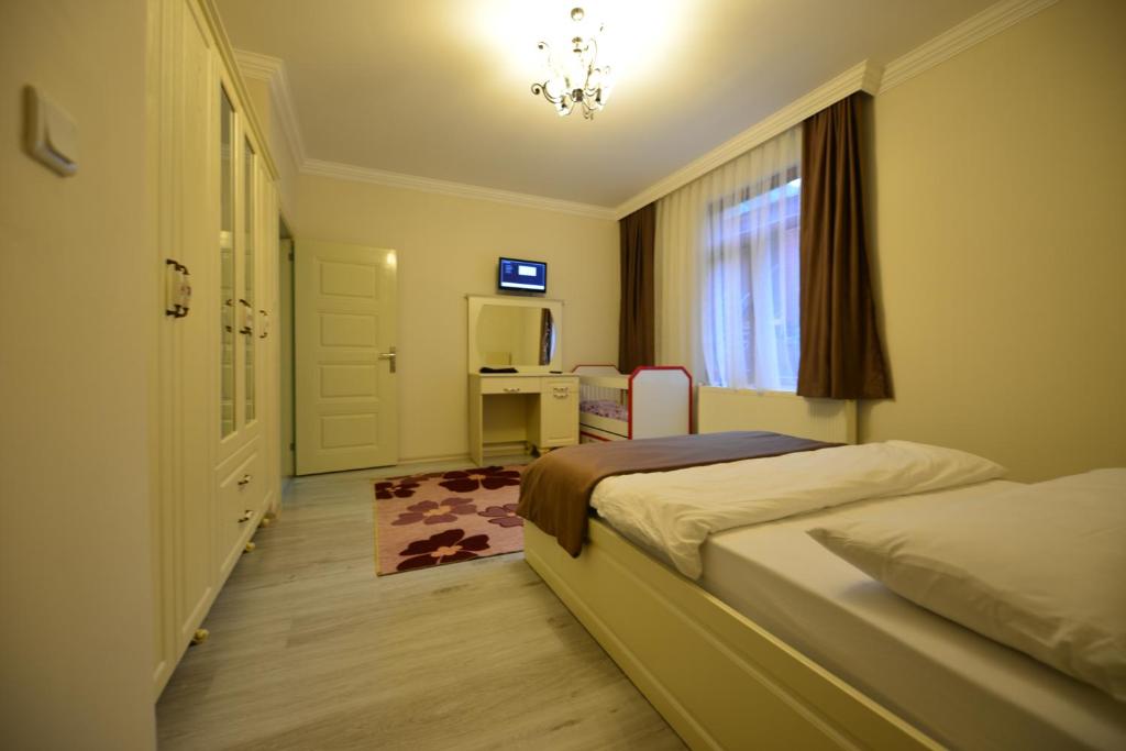 ウズンギョルにあるKuloğlu Apartのベッドルーム1室(ベッド1台付)、窓、ドアが備わります。