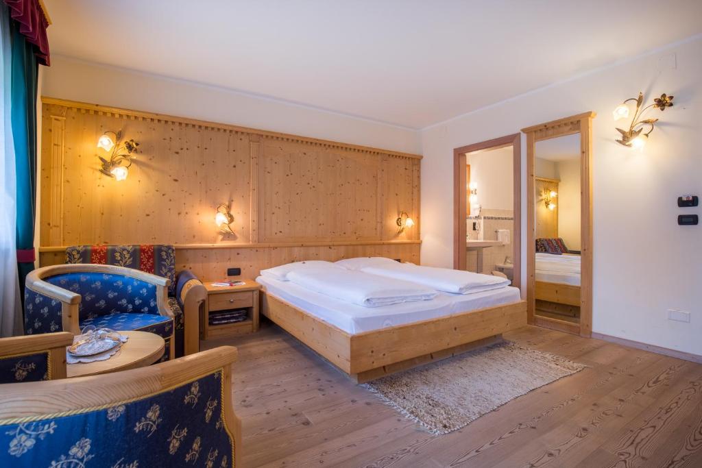 A bed or beds in a room at Gasthof Gasserhof