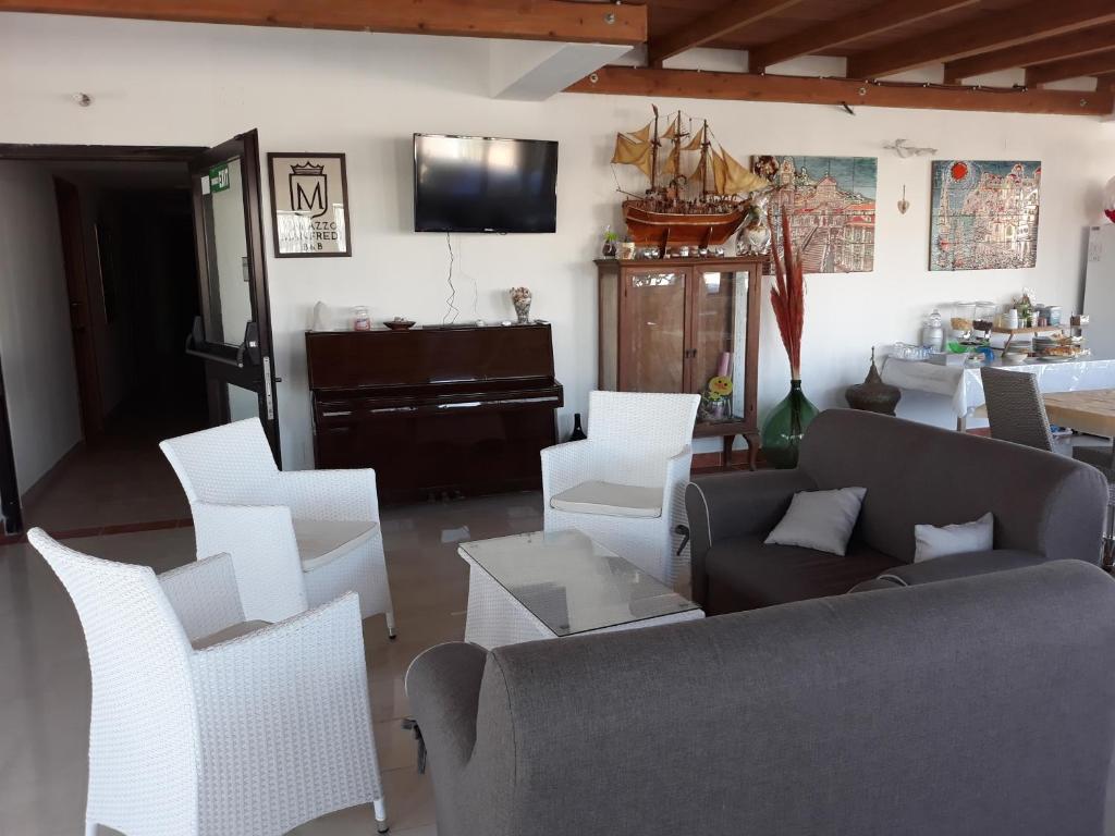 TV a/nebo společenská místnost v ubytování B&B Palazzo Manfredi Vieste, Fronte mare con Parcheggio