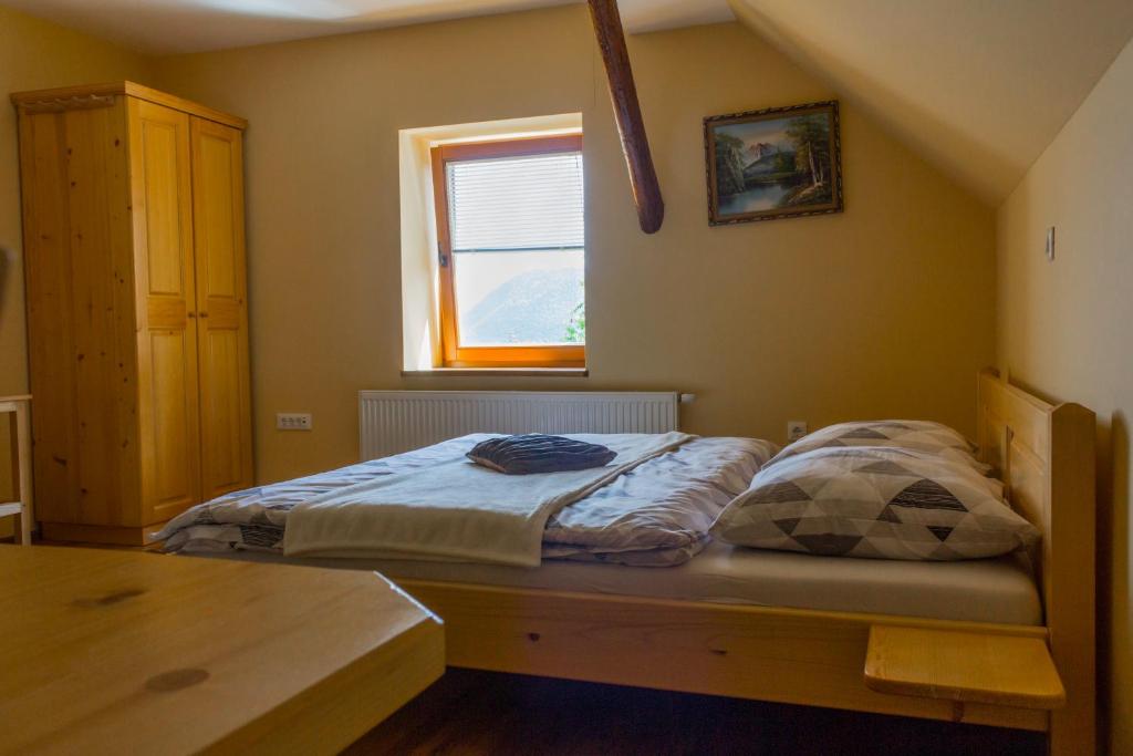 Postel nebo postele na pokoji v ubytování Turistična Kmetija Toman