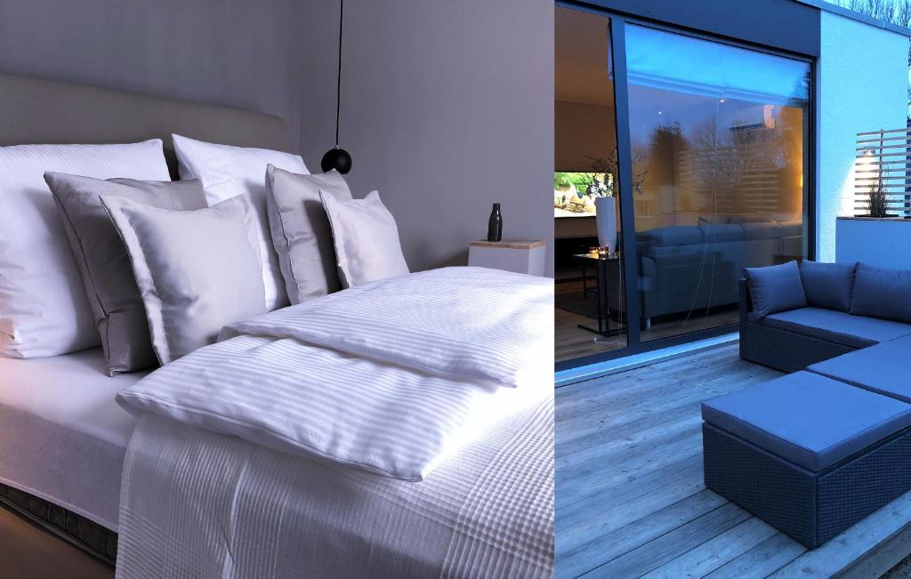 1 dormitorio con almohadas blancas, 1 cama y 1 silla en Die Hütten Appartements, en Poseritz
