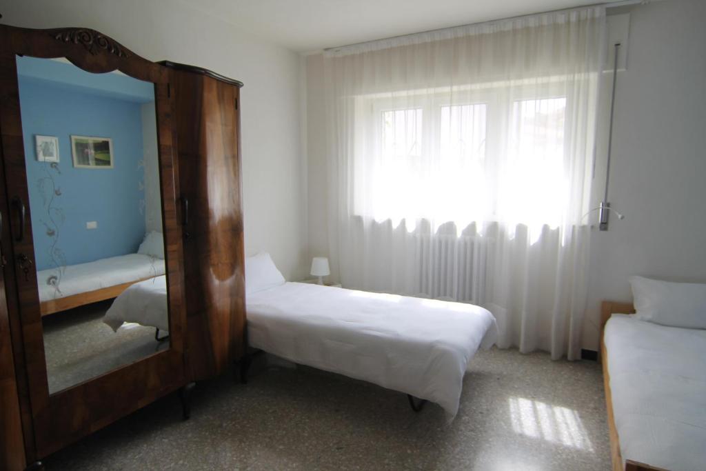 A bed or beds in a room at Robin's nest
