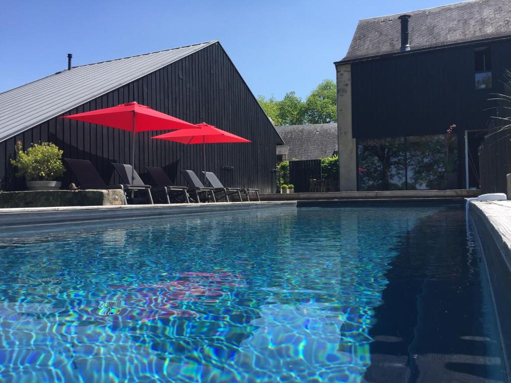 Bazén v ubytování Le Clos du Gusquel nebo v jeho okolí
