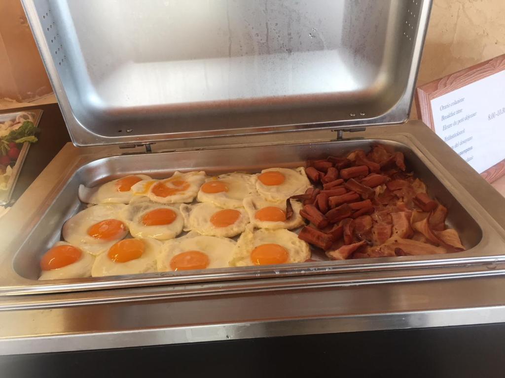 Comida en o cerca de este hotel