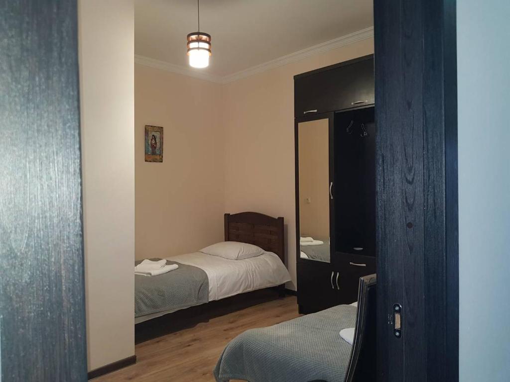 Postel nebo postele na pokoji v ubytování Upstairs Hotel Tbilisi