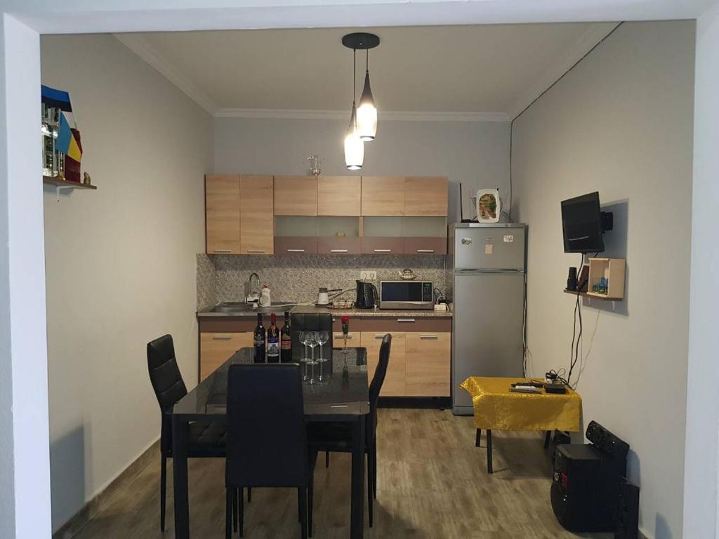 Kuchyň nebo kuchyňský kout v ubytování Upstairs Hotel Tbilisi